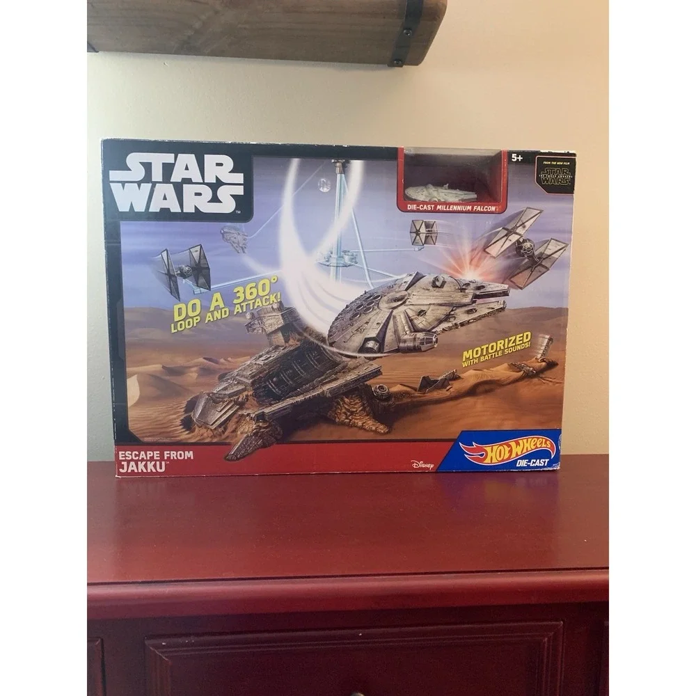 Hot Wheels STAR WARS Millenium Falcon Escape From Jakku Motorized Play‎ Set
